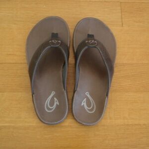 OLUKAI NUI Men's 8 Leather New w/out Tags Dark Shadow Charcoal Flip Flop Sandals